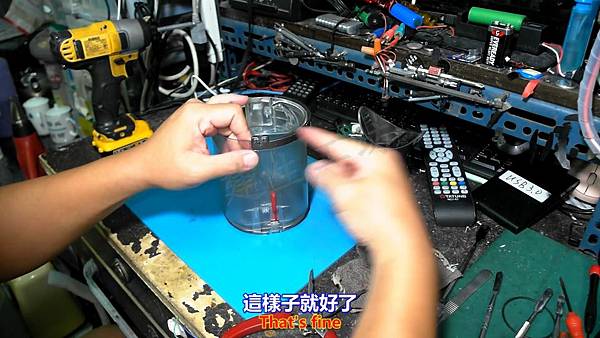 DYSON 戴森 SV03 V6 吸塵器 集塵桶電源接頭拆解篇 Part 1。中文 英文 雙字幕 內嵌影片.mp4_000351784.jpg DYSON 戴森 SV03 V6 吸塵器 集塵桶電源接頭拆解篇 Part 1。中文 英文 雙字幕 內嵌影片.mp4_000351784.jpg