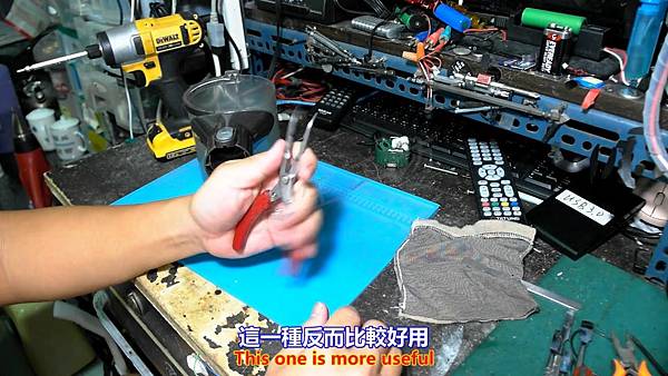 DYSON 戴森 SV03 V6 吸塵器 集塵桶電源接頭拆解篇 Part 1。中文 英文 雙字幕 內嵌影片.mp4_000084851.jpg DYSON 戴森 SV03 V6 吸塵器 集塵桶電源接頭拆解篇 Part 1。中文 英文 雙字幕 內嵌影片.mp4_000084851.jpg