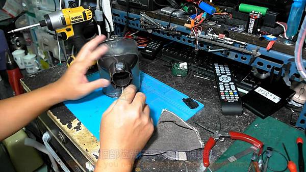 DYSON 戴森 SV03 V6 吸塵器 集塵桶電源接頭拆解篇 Part 1。中文 英文 雙字幕 內嵌影片.mp4_000193293.jpg DYSON 戴森 SV03 V6 吸塵器 集塵桶電源接頭拆解篇 Part 1。中文 英文 雙字幕 內嵌影片.mp4_000193293.jpg