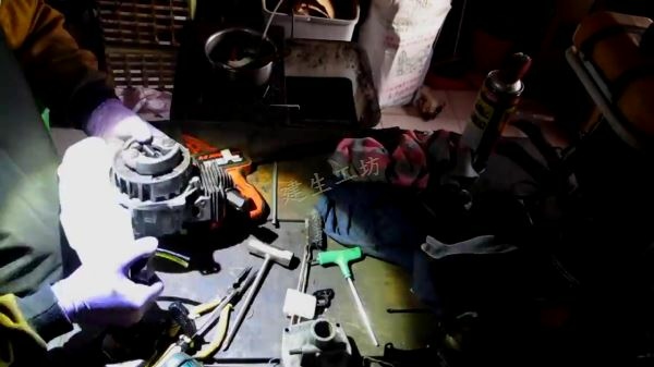 Mitsubishi 三菱 TU 33 背負式 割草機 拆解暨零件檢視篇 Part 1。.mp4_000647346