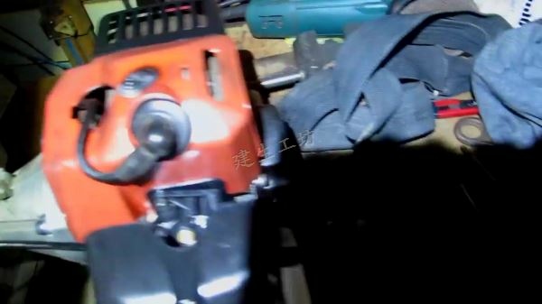 Mitsubishi 三菱 TU 33 背負式 割草機 拆解暨零件檢視篇 Part 3。.mp4_000353519