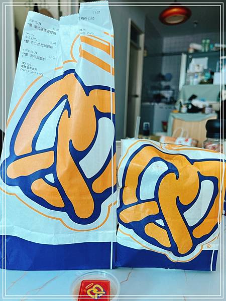 [食記] 台北車站 Auntie Anne's Pretzel