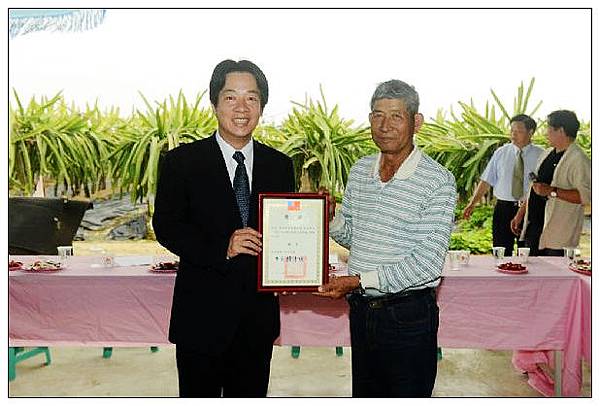 賴市長代表台南市政府頒發獎狀給獲獎農人 (复制)