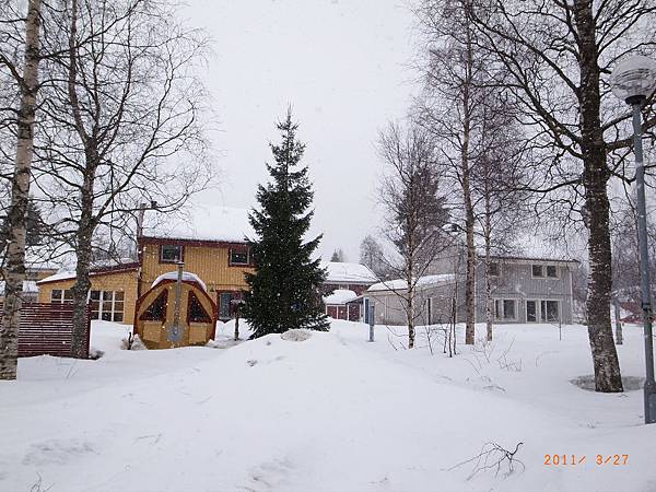 家門前的桑拿房已經陷入雪堆中