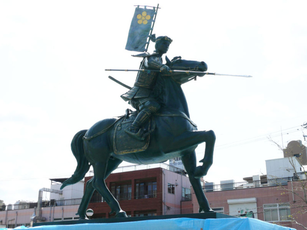 800px-Maeda_Toshiie_Statue_02.JPG 800px-Maeda_Toshiie_Statue_02.JPG