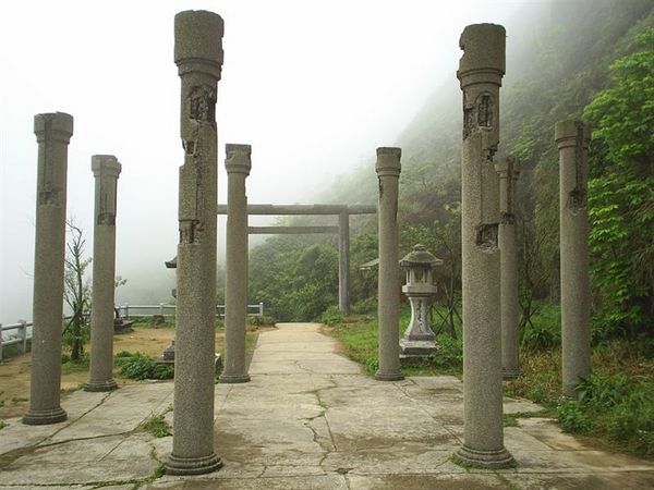 黃金神社只剩下這些柱子了