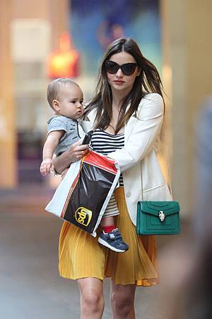 Miranda-Kerr-carries-Bulgari-Serpenti-Should-bag-in-Emrald-Green-calf-leather