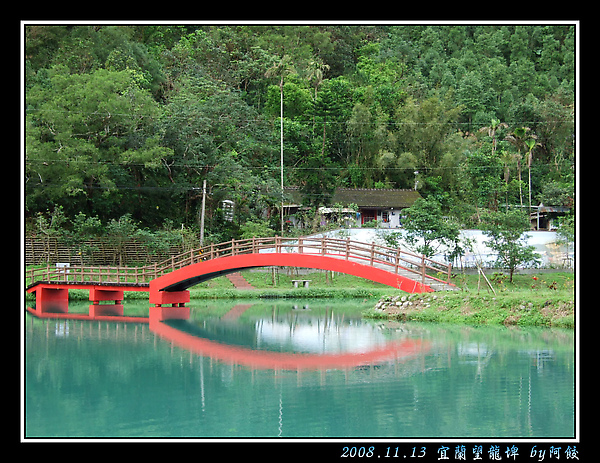 10萬綠叢中一彎紅.jpg