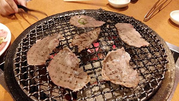 大阪　平價燒肉吃到飽「榮華亭」