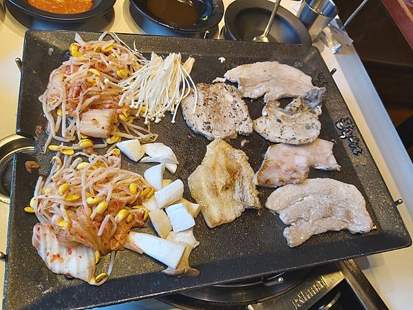 [食記] 韓國首爾 新村「八色烤肉」