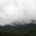 雲都跑到山腰了