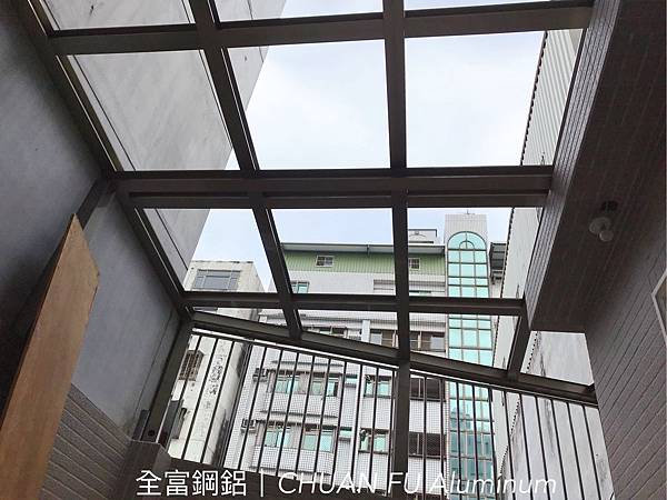 桃三街-膠合玻璃採光雨棚1.jpg