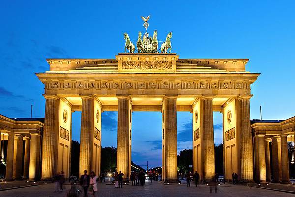 Brandenburger_Tor_abends.jpg