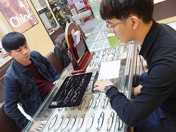 小林眼鏡 台中南屯 黎明店 眼鏡行 最專業的機台配上最專業的人員 服務態度最好 找眼鏡就來小林眼鏡 最愛吃的那種 小林眼鏡 台中南屯 黎明店 眼鏡行 最專業的機台配上最專業的人員 服務態度最好 找眼鏡就來小林眼鏡 最愛吃的那種