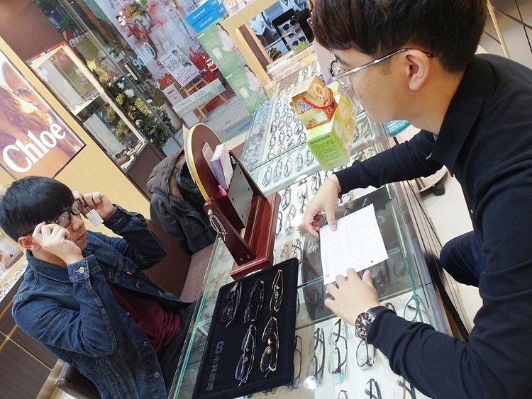小林眼鏡 台中南屯 黎明店 眼鏡行 最專業的機台配上最專業的人員 服務態度最好 找眼鏡就來小林眼鏡 最愛吃的那種 小林眼鏡 台中南屯 黎明店 眼鏡行 最專業的機台配上最專業的人員 服務態度最好 找眼鏡就來小林眼鏡 最愛吃的那種