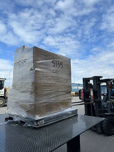 台湾寄包裹跟行李去到美国由海运出口图片是已抵达台北基隆柜场准备搬入20尺货柜运送到洛杉矶的出口照