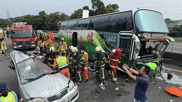 國3遊覽車事故釀4死.jpg