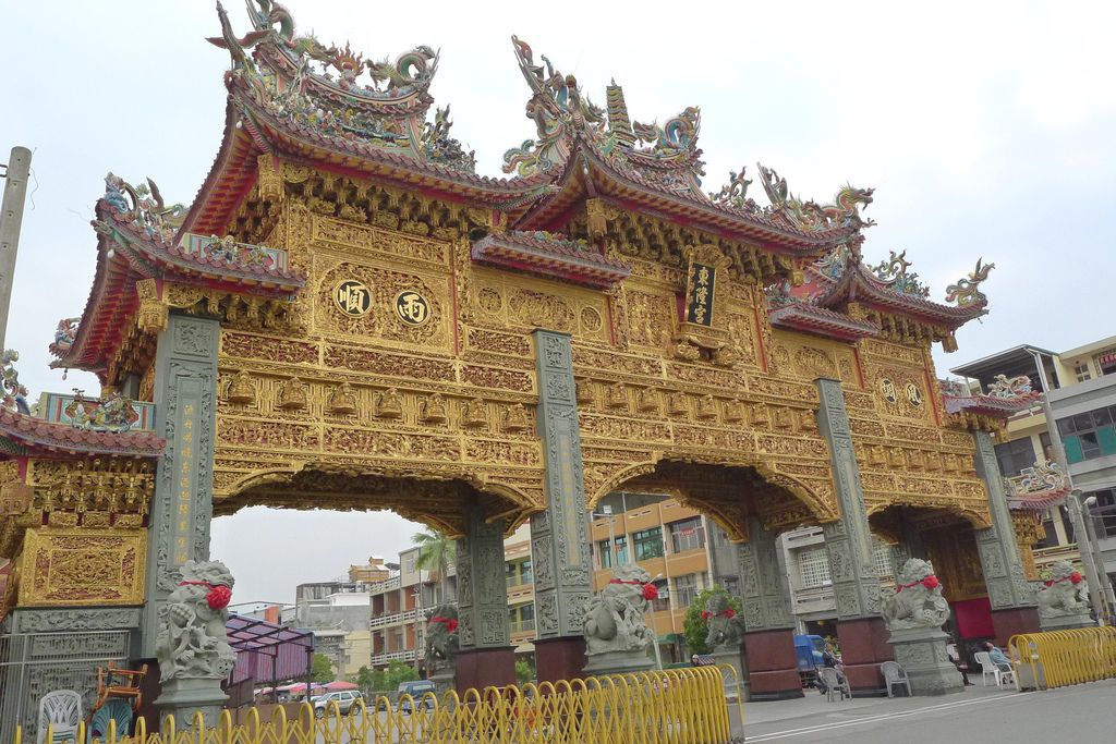 遊記 屏東東港 東隆宮 純金打造牌樓 華橋市場 鮮蚵泓 阿嬤雙糕潤 瑞字號旗魚黑輪 2018 06 30更新 Nicole Bill 的小小搗蛋窩
