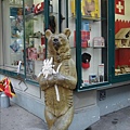 街上有一頭木雕熊