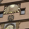 這是廣場上著名的古時鐘 很像我們的日晷