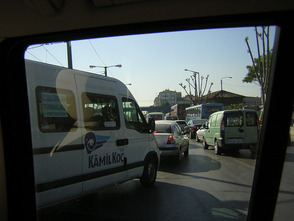 Istanbul 街頭7-馬路是常塞車的,算算看,光是這城市的人口就已比台灣全島多了.jpg