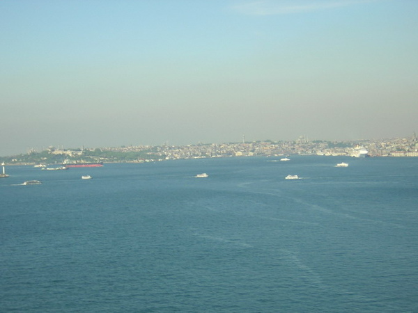 Istanbul 橫跨歐亞大橋---已離橋中央一些了.jpg