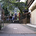 6 再登上山頂的神社前,會遇到一排類似台灣九份的商店.jpg