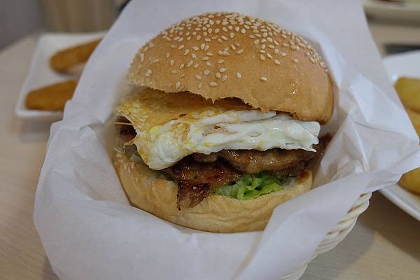 照燒里肌漢堡蛋 (3).JPG