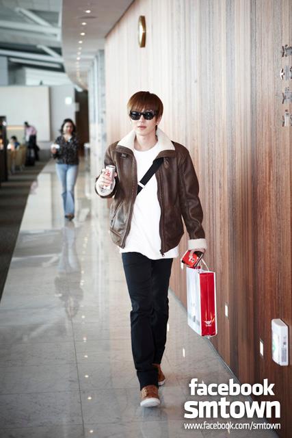 Leeteuk, enjoying his free time at Incheon International Airport Lounge