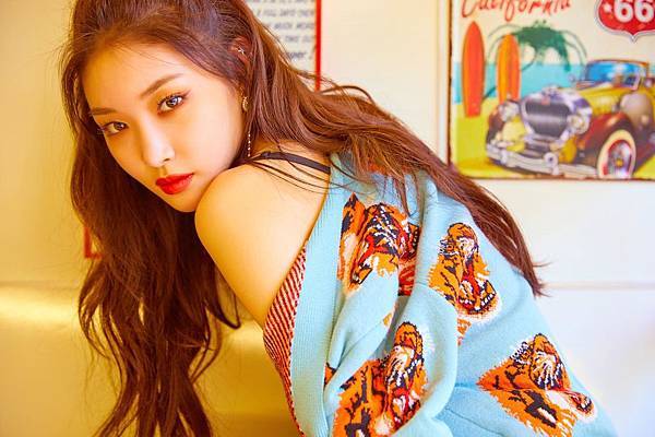 ChungHa-offset-b-cut-1.jpg