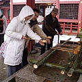 進神社前要洗手   室外的水超冰!!!