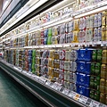 日本所賣的酒的種類真的很多，這只是七八個櫃子中的其中一櫃而已喔！