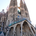 超酷的聖家堂(Sagrada Familia)，高第設計的教堂，蓋了一百多年至今仍還沒蓋好。不過對不懂建築及宗教的我，也只能看看外觀了