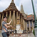 泰國不管是寺廟還是皇宮   看起來都是很閃亮
