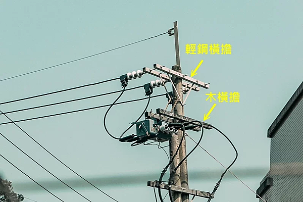 電線桿木橫擔容易堆積鹽分與汙垢，台電若有發現毀損會立刻更新為輕鋼橫擔。記者張裕珍／翻攝.png