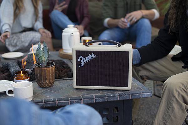 Fender_BTSpeaker_Indio_Lifestyle_9128.jpg