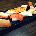 這一盤生魚片握壽司是不是很美味阿?