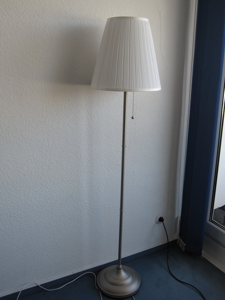 Ikea Stehlampe 18 Euro.jpg