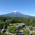 房間窗外早上的富士山