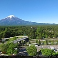 房間窗外早上的富士山