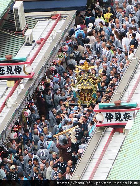 從民俗文化資料館往淺草觀音寺仲間世通商店街拍的畫面