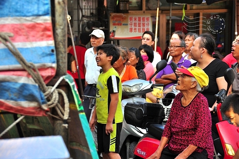 鹿港天后宮看戲民眾