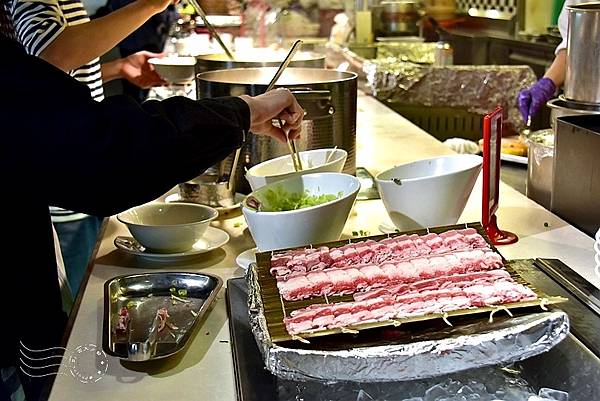 台北凱撒飯店buffet:高級牛五花佐牛肉高湯