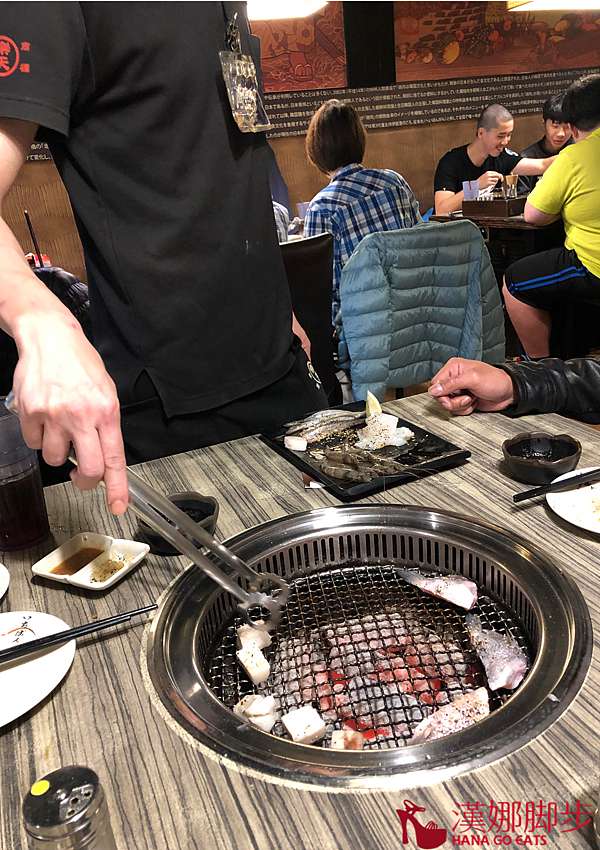 基隆 樂天燒肉町 地方最高cp值燒烤 鴕鳥肉 鹿肉竟然吃到飽 桌邊服務一級棒 漢娜腳步 痞客邦
