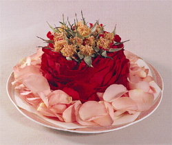 圖2：餐桌餐盤的玫瑰花飾設計.jpg
