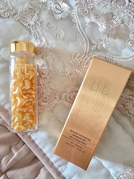 BC百匡,靚顏抗皺淡紋賦活油(百匡賦活膠囊),百匡賦活膠囊,
白龍膽花精萃可亮白撫平細紋與修護受傷肌膚,並高度保濕鎖水,延緩肌膚老化,一顆多種用途,強效版晚安面膜
,百匡賦活膠囊,百匡膠囊
