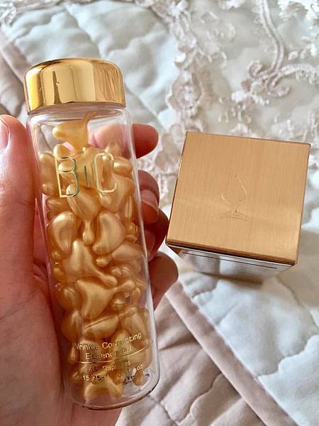 BC百匡,靚顏抗皺淡紋賦活油(百匡賦活膠囊),百匡賦活膠囊,
白龍膽花精萃可亮白撫平細紋與修護受傷肌膚,並高度保濕鎖水,延緩肌膚老化,一顆多種用途,強效版晚安面膜
,百匡賦活膠囊,百匡膠囊
