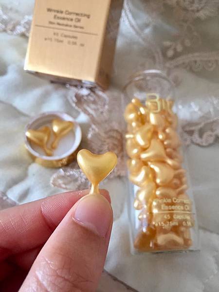 BC百匡,靚顏抗皺淡紋賦活油(百匡賦活膠囊),百匡賦活膠囊,
白龍膽花精萃可亮白撫平細紋與修護受傷肌膚,並高度保濕鎖水,延緩肌膚老化,一顆多種用途,強效版晚安面膜
,百匡賦活膠囊,百匡膠囊
