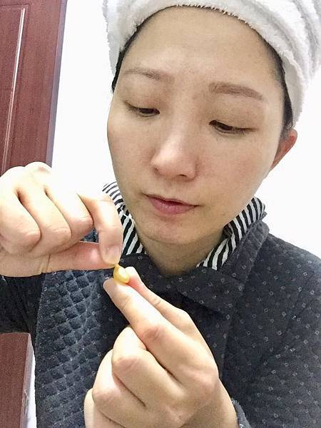 BC百匡,靚顏抗皺淡紋賦活油(百匡賦活膠囊),百匡賦活膠囊,
白龍膽花精萃可亮白撫平細紋與修護受傷肌膚,並高度保濕鎖水,延緩肌膚老化,一顆多種用途,強效版晚安面膜
,百匡賦活膠囊,百匡膠囊
