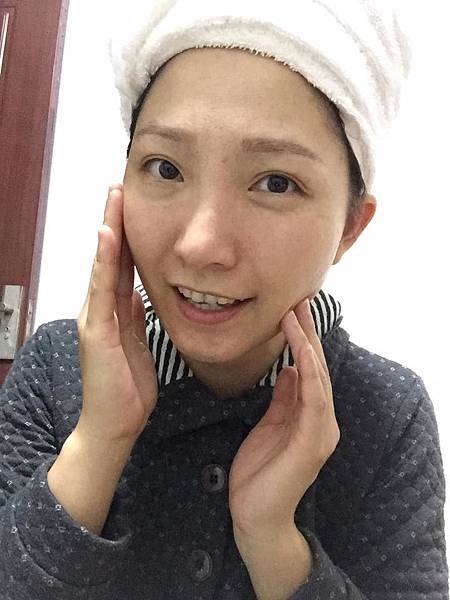 BC百匡,靚顏抗皺淡紋賦活油(百匡賦活膠囊),百匡賦活膠囊,
白龍膽花精萃可亮白撫平細紋與修護受傷肌膚,並高度保濕鎖水,延緩肌膚老化,一顆多種用途,強效版晚安面膜
,百匡賦活膠囊,百匡膠囊
